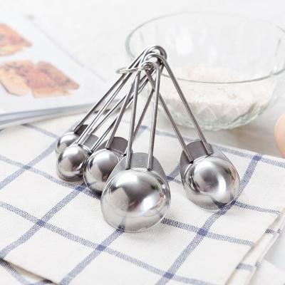 Cina Round Measuring Spoon Kitchen Cooking Utensils Stainless Steel Weighing Measuring Spoon Five-Piece Baking Weighing Tool in vendita