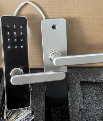 Chine Verrouillage de porte à domicile intelligent Verrouillage d'empreintes digitales Bluetooth WiFi Peint en noir / argent pour la sécurité à vendre