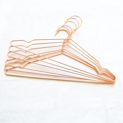 China Modern Powerful Swivel Hook Stainless Steel Wire Rose Gold Metal Hanger For Hanging Clothes To Stretch for sale