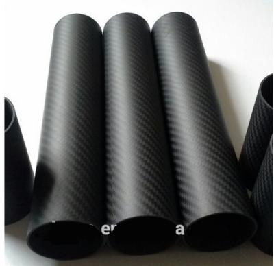 Chine les tubes extérieurs mats de fibre de carbone siffle des poteaux pour le tuyau de silencieux d'échappement de moteur à vendre