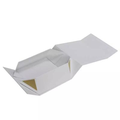 China Custom White Paperboard Luxury Magnetic Folding Gift Box   Closure For Easy To Ship for sale