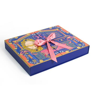 China Caja de regalo personalizada con cinta en color rosa azul oro estampado en venta