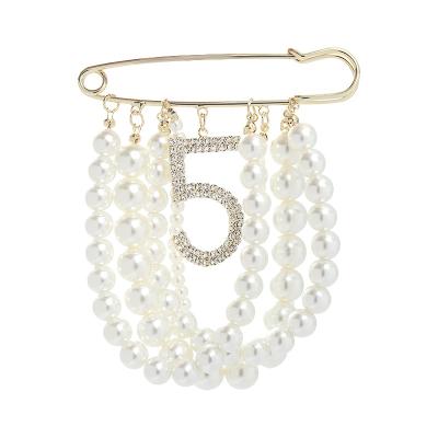 China Liberty Gifts Hot Selling Jewelry Brooch Female Number 5 Pearl Brooch For Women for sale