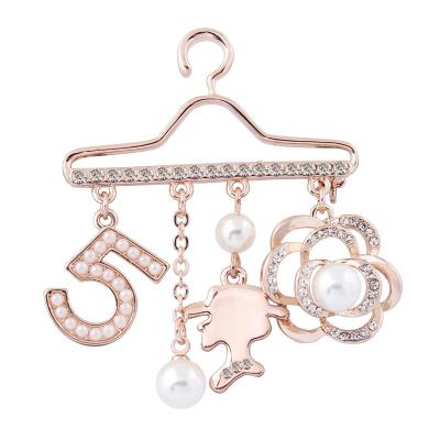 China Liberty Gifts Fashion Jewelry Brooch Flower 5 Number Female Pearl Crystal Brooch For Women for sale