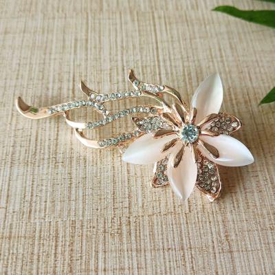 China Custom Crystal ALLOY Rhinestone Beautiful Flower Brooch for sale