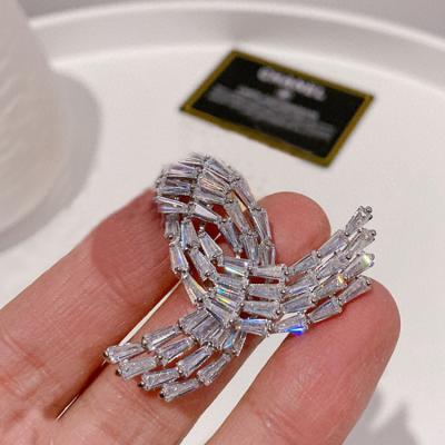 China Custom Last Design ALLOY Brooch Pins Vintage Breastpin Crystal Rhinestone Channel Brooch for sale