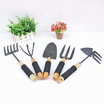 China Wholesale high quality light weight carbon steel gardening gardening kit with sponge covered wooden handle for sale