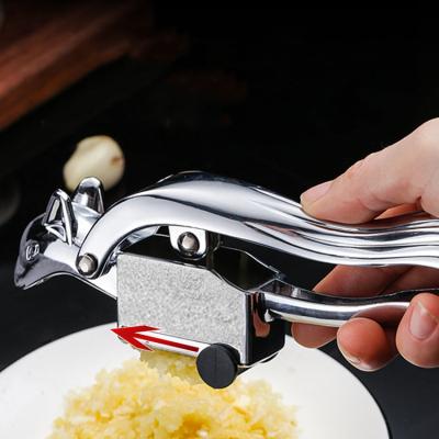 China Sustainable NEW Kitchen Gadgets Accumulate Zinc Alloy Shape Garlic Press Crusher for sale