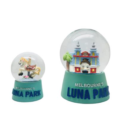 China Custom DIY Glitter Polyresin Water Globe Plastic Europe Color Water Snow Globe for sale