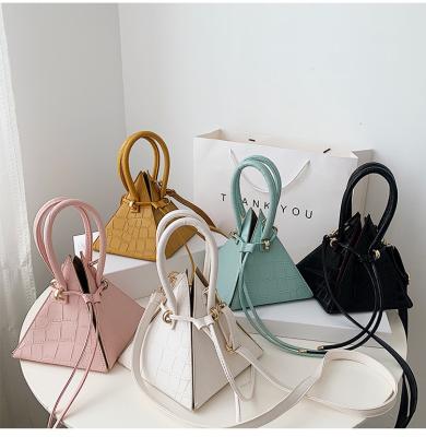 China Fashion Women New One Shoulder Crocodile PU Trendy Triangle Shape Portable Bucket Handbags for sale