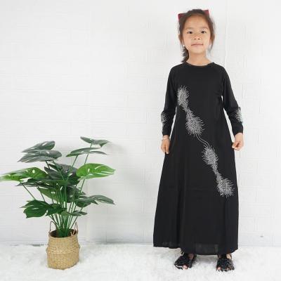 China Anti-wrinkle 2022 Newest Children's Black Muslim Robe Dress Made of Polyester Fiber for sale