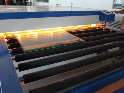 China A máquina de vidro o rolo aquecido de isolamento pressiona a espessura de vidro de 12~50mm à venda