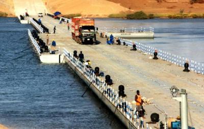 China Schwere Belastbarkeits-sich hin- und herbewegende Wasser-Brücke mit einzelnem Ponton zu verkaufen