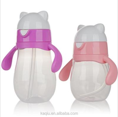 China 2018 New Arrival BPA Free Baby Bottle Two Handle Plastic Baby Training Cup With Straw for sale