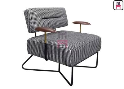 China Metallrahmen-Plaid 0.7cbm polsterte einzelnen Sofa Chair Wood Armrests zu verkaufen