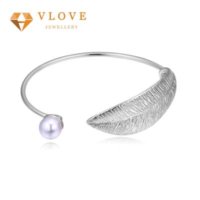 China CLASSIC wholesale lucky women's personality fashion bracelet silver leaf and freshwater pearl bracelet for sale