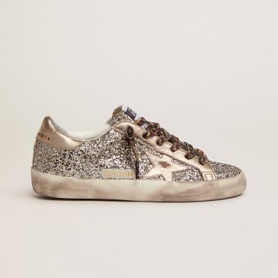 China Fashion Trend Super-Star Sneakers in Platinum Color Glitter with Star and Heel Tag in Tone-on-Tone Laminate Goldens Sneakers Gooses for sale