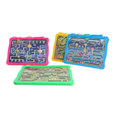 Chine Boule de roulement magnétique en plastique de Maze Game Drawing Board With du puzzle des enfants d'OEM à vendre