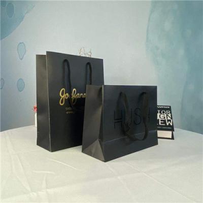 Chine Logo Custom Printed Paper Bags noir pour des achats à vendre