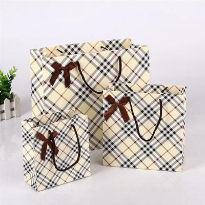 China Hot Sale Gift Paper Packaging Bag Disposable Shopping Clothes Packing High Quality Plaid Packaging Bag for sale