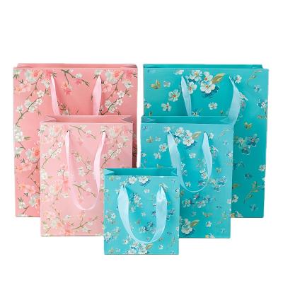 China Wholesale Disposable Printing Flower Paper Bag With Logo Printing Gift Paper Packaging Bag Shopping Clothes Packing Packing Bag High Quality for sale