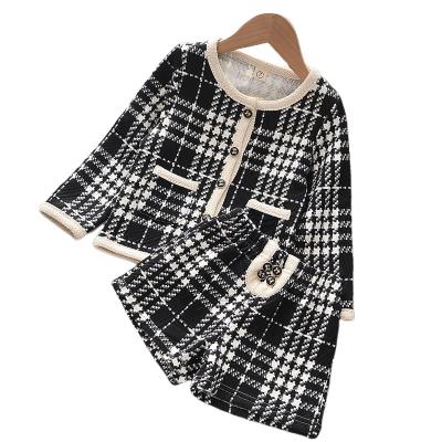 China 2020 European Style Autumn New Children's Fashion Girls Sweater Two-piece Set Black Plaid Coat + Shorts Two-piece Suit for sale