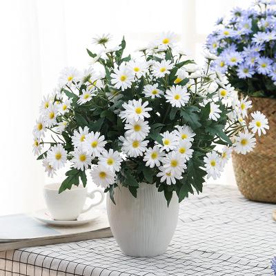 China Small Daisy Artificial Flowers Fabric Flower Decoration Small Elegant Cheap Silk Artificial Daisy Home Flower for sale