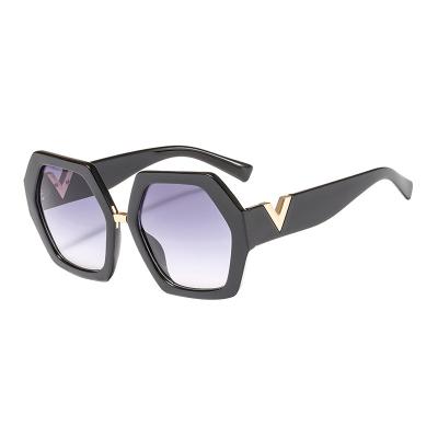 China 2021 New Arrival Fashion Sunglasses UV400 Women's Unique Sun Glasses 2021 Luxury Irregular Oversized Metal Decoration Frames Brand Sunglasses for sale