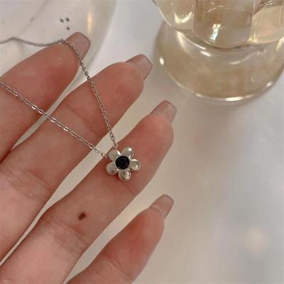 China TRENDY Black Sparkle Diamond Flower Necklace Korean Fashion Five Petal Flower Clavicle Chain for sale