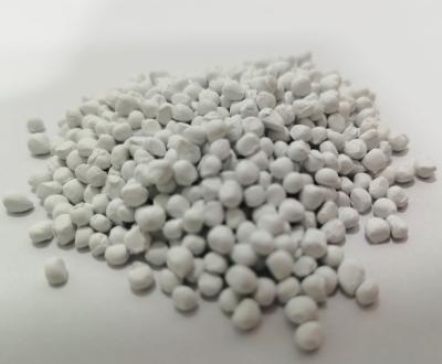 Cina Il Master bianco di colore ammucchia le palline di plastica riciclate per lo stampaggio ad iniezione in vendita