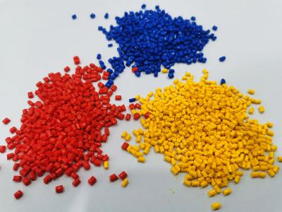 Chine L'écoulement en plastique écologique de fonte de Masterbatch de couleur a réutilisé des granules d'animal familier à vendre