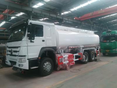 Chine Camion-citerne aspirateur de carburant d'acier au carbone de Sinotruck Howo avec 25000 litres de volume de réservoir à vendre