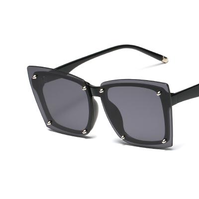 China Fashion Sunglasses KADIMA Eyewear 86393 Large Women Designer Sunglasses Big Picture Frame Fashion Rivet Sun Glasses for sale