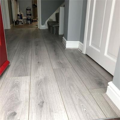 China Contemporary European laminate flooring 12mm light gray waterproof hdf laminate vinyl parquet wood flooring. for sale