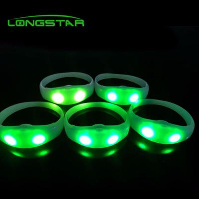 China Gift& Shop DMX Wireless Music Silicone Wristband LED Controller Customize Logo Printed Led Silicone Wristband for sale