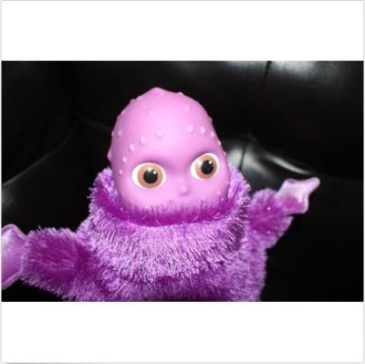 China Trabajos musicales electrónicos púrpuras de Hasbro del juguete de la felpa 14 pulgadas con la danza de Boohbah a lo largo de Zumbah en venta