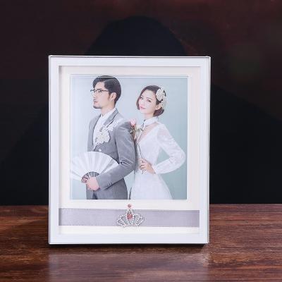 China Hot Selling Resin Style Crown Table Style Glass Elegant Cabinets Home Decor Crafts Photo Frame Eco-friendly 5x7 Picture Frame for sale