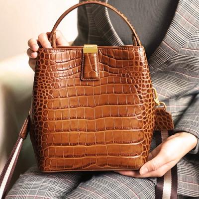 Chine Le crocodile de Brown a gravé les sacs à main en refief en cuir un rétro sac de seau d'épaule à vendre