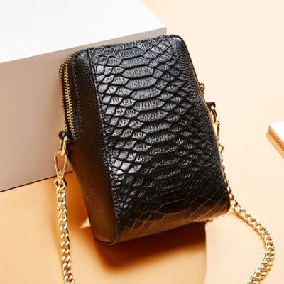 Chine le crocodile du sac BSCI de téléphone d'unité centrale de 12cm 18cm a gravé en cuir en refief à vendre