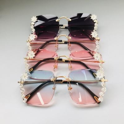 China 2021 Newest Gradient Rimless Diamond Sunglasses Shading Fashion Women's Chain Wholesale for sale