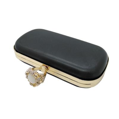 Chine Ring Closure Clamshell Clutch Frame à vendre