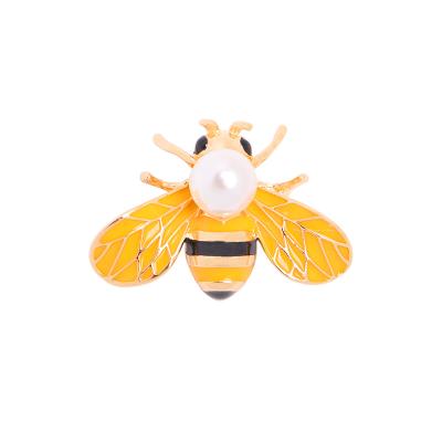 China 2021 ALLOY new arrival bee shape pearl brooch exporting clothing oil dripping insect brooches for sale