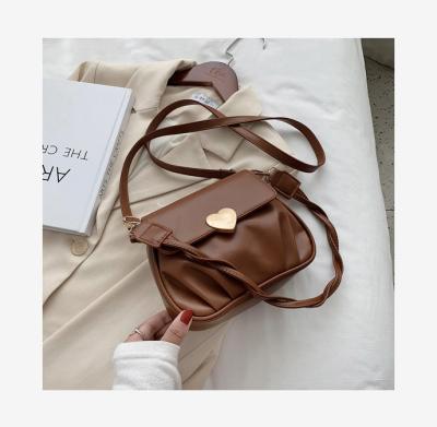 China Fashion on the new niche peach heart buckle pleated small round bag women's new popular one-shoulder all-match messenger bag 2022 for sale