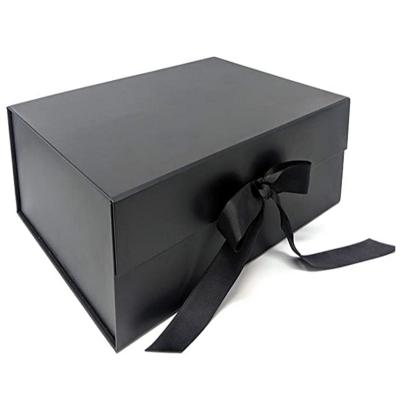 China Handmade Magnet Foldable Gift Box Packaging Box Paper Printing With Ribbon for sale