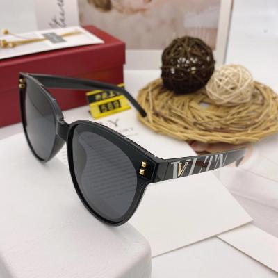 China New Fashion Sports Sunglasses Large Diagonal Trend Sunglasses Gradient Rivet Frame Polarized Slim Face Anti-Blue Light Lenses For Women for sale