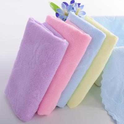 China Sustainable Custom 400g Kitchen Towel 25*25cm Embossed Square Window Cleaning Cloth for sale