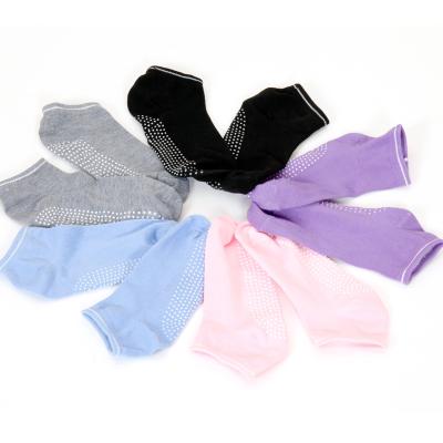 China Hot Sales Yoga Pilates Ballet Barre Yoga Socks Non Slip Dots Socks For Women Cheap Thicken Soak Up Sports Sweat Socks for sale