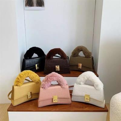 China Fashion 2022 Autumn Winter Girls Handbags Small Plush Handbag Ladies Luxury Faux Fur Clips Bags for sale