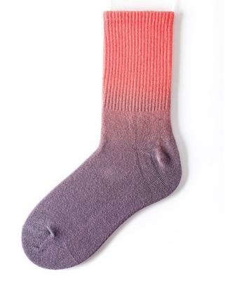 China Beautiful Gradient Cotton Sports Socks for Women and Men in Regular Style Summer for sale