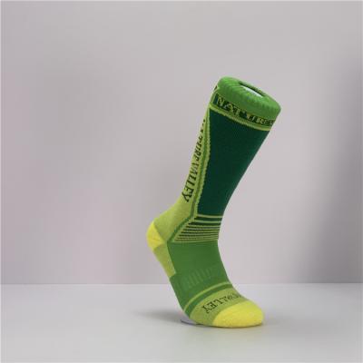 China Anti-deslizante transpirable sudor Wicking letra patrón calcetines deportivos largos para 39-41 tamaño en venta